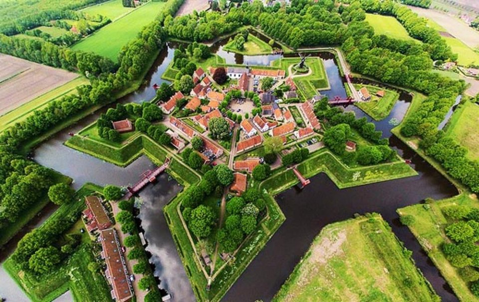 Δειπνήστε και κοιμηθείτε σε φρούριο του 15ου αιώνα -Το γεωμετρικό χωριό της Ολλανδίας [εικόνες]  | iefimerida.gr 2