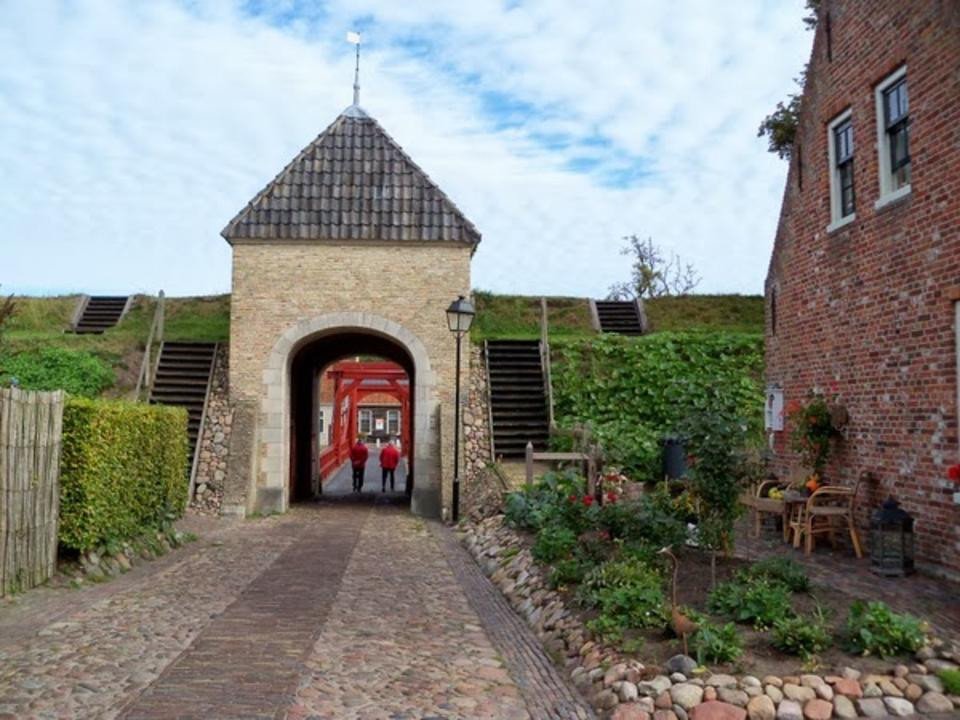 Δειπνήστε και κοιμηθείτε σε φρούριο του 15ου αιώνα -Το γεωμετρικό χωριό της Ολλανδίας [εικόνες]  | iefimerida.gr 4