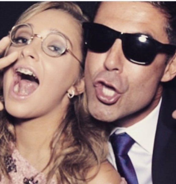 Ξέφρενο πάρτι, μάξι τουαλέτες και άφθονος χορός - Η κόρη του άνδρα της Αθηνάς Ωνάση μεγάλωσε και έγινε 15 ετών [εικόνες] | iefimerida.gr 1