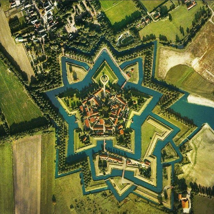 Δειπνήστε και κοιμηθείτε σε φρούριο του 15ου αιώνα -Το γεωμετρικό χωριό της Ολλανδίας [εικόνες]  | iefimerida.gr 7