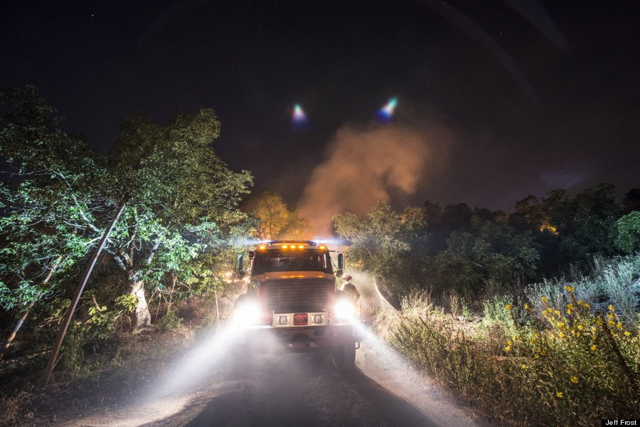 Οταν η πυρκαγιά πλησιάζει τα σπίτια: Φωτογραφίζοντας την καταστροφή [εικόνες + βίντεο] | iefimerida.gr 0