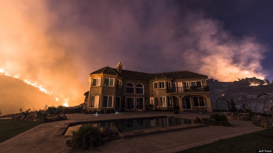 Οταν η πυρκαγιά πλησιάζει τα σπίτια: Φωτογραφίζοντας την καταστροφή [εικόνες + βίντεο] | iefimerida.gr 1