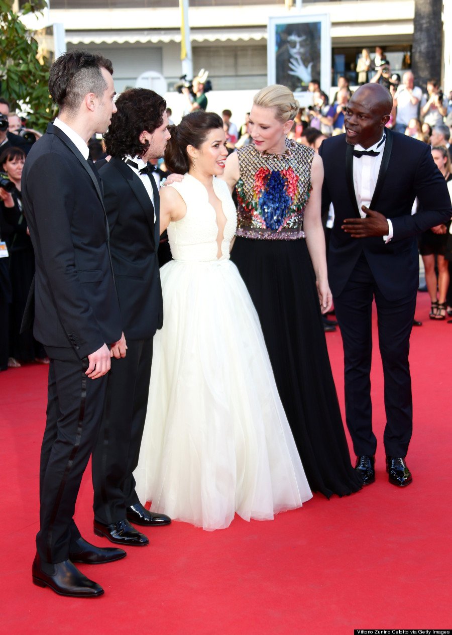 Σάλος στο κόκκινο χαλί: Δημοσιογράφος χώθηκε κάτω από το φουστάνι της Φερέρα [εικόνες] | iefimerida.gr 0