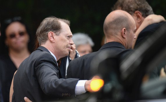 Ποτάμια δάκρυα από τους επώνυμους φίλους του στην κηδεία του Τόνι Σοπράνο [εικόνες]  | iefimerida.gr 7