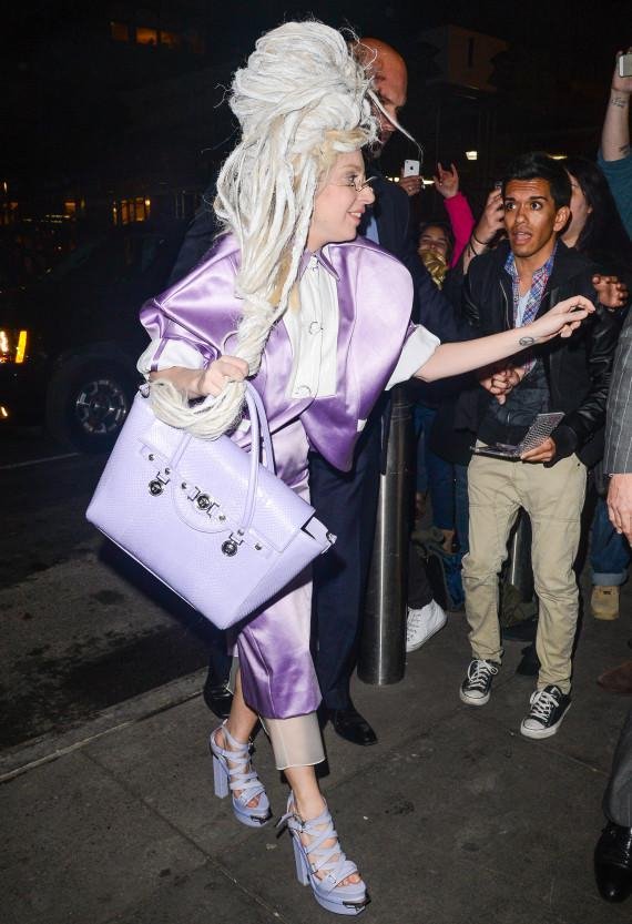 Η Lady Gaga φόρεσε μία σφουγγαρίστρα στο κεφάλι και βγήκε- Ακόμη γελάει ο κόσμος [εικόνες] | iefimerida.gr 2