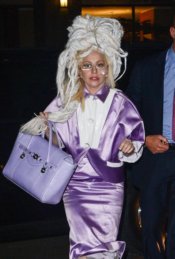 Η Lady Gaga φόρεσε μία σφουγγαρίστρα στο κεφάλι και βγήκε- Ακόμη γελάει ο κόσμος [εικόνες] | iefimerida.gr 1