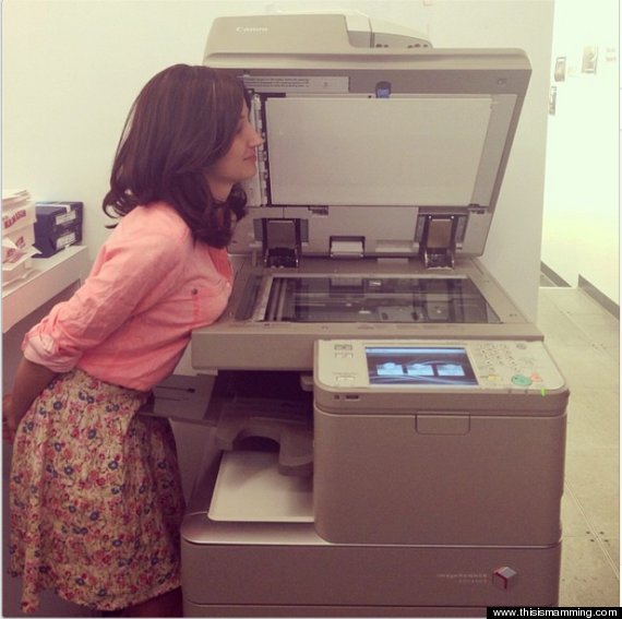 Mamming: Γιατί οι γυναίκες «παρκάρουν» το στήθος τους πάνω σε  τραπέζια, πάγκους, κατοικίδια και φωτογραφίζονται [εικόνες]  | iefimerida.gr 3