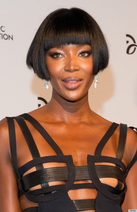 Γελάνε μαζί της: Μαύρο δερμάτινο σουτιέν-φόρεμα που αφήνει λίγα στη φαντασία έβαλε η Ναόμι Κάμπελ σε φιλανθρωπικό δείπνο [εικόνες] | iefimerida.gr 1