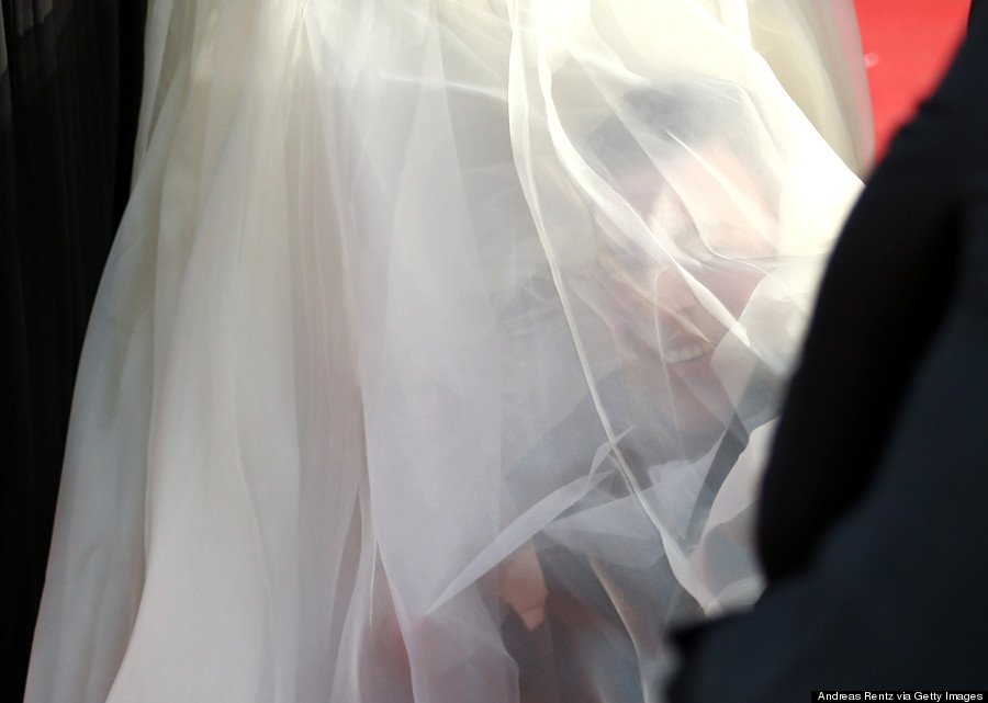 Σάλος στο κόκκινο χαλί: Δημοσιογράφος χώθηκε κάτω από το φουστάνι της Φερέρα [εικόνες] | iefimerida.gr 2