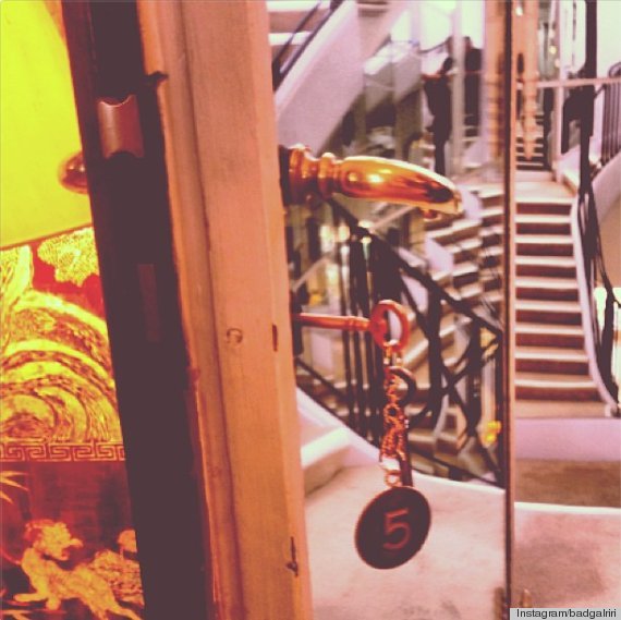 Η Ριάνα... τρύπωσε στο διαμέρισμα της Coco Chanel [εικόνες] | iefimerida.gr 0