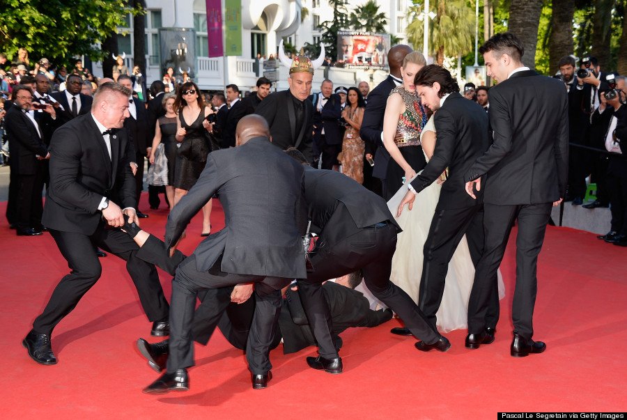 Σάλος στο κόκκινο χαλί: Δημοσιογράφος χώθηκε κάτω από το φουστάνι της Φερέρα [εικόνες] | iefimerida.gr 4