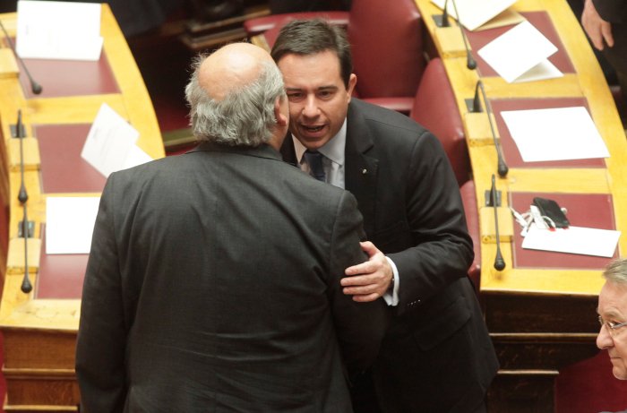 Το backstage της προχθεσινής ορκωμοσίας στη Βουλή -Η εξωτική κυρία με το ροζ, τα λουσάτα ντυσίματα, τα φιλιά [εικόνες] | iefimerida.gr 4