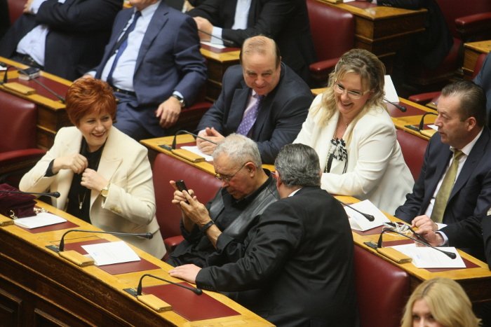 Το backstage της προχθεσινής ορκωμοσίας στη Βουλή -Η εξωτική κυρία με το ροζ, τα λουσάτα ντυσίματα, τα φιλιά [εικόνες] | iefimerida.gr 16