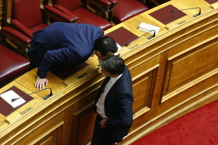 Το backstage της προχθεσινής ορκωμοσίας στη Βουλή -Η εξωτική κυρία με το ροζ, τα λουσάτα ντυσίματα, τα φιλιά [εικόνες] | iefimerida.gr 20