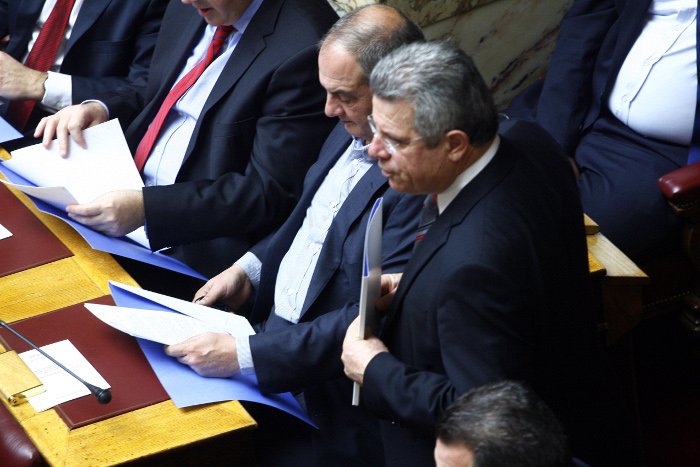 Το backstage της προχθεσινής ορκωμοσίας στη Βουλή -Η εξωτική κυρία με το ροζ, τα λουσάτα ντυσίματα, τα φιλιά [εικόνες] | iefimerida.gr 15