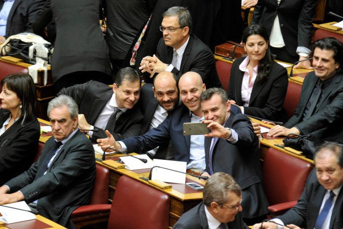 Το backstage της προχθεσινής ορκωμοσίας στη Βουλή -Η εξωτική κυρία με το ροζ, τα λουσάτα ντυσίματα, τα φιλιά [εικόνες] | iefimerida.gr 17