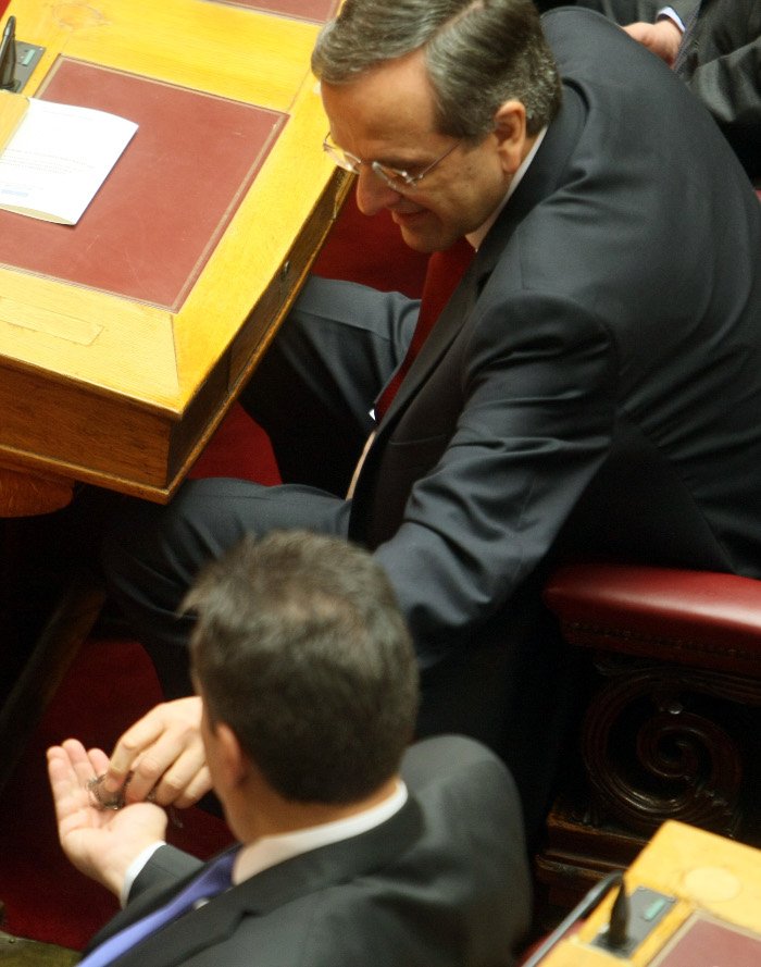 Το backstage της προχθεσινής ορκωμοσίας στη Βουλή -Η εξωτική κυρία με το ροζ, τα λουσάτα ντυσίματα, τα φιλιά [εικόνες] | iefimerida.gr 22