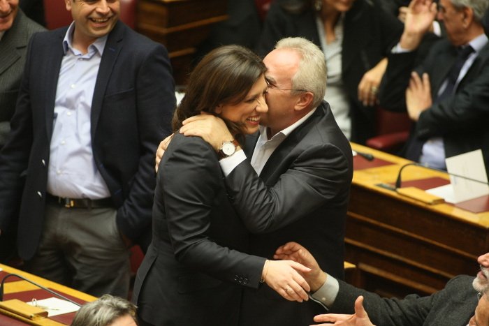 Το backstage της προχθεσινής ορκωμοσίας στη Βουλή -Η εξωτική κυρία με το ροζ, τα λουσάτα ντυσίματα, τα φιλιά [εικόνες] | iefimerida.gr 5