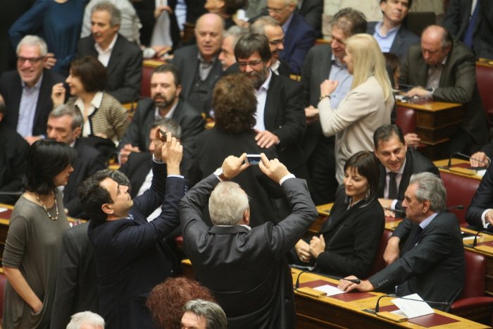 Το backstage της προχθεσινής ορκωμοσίας στη Βουλή -Η εξωτική κυρία με το ροζ, τα λουσάτα ντυσίματα, τα φιλιά [εικόνες] | iefimerida.gr 19
