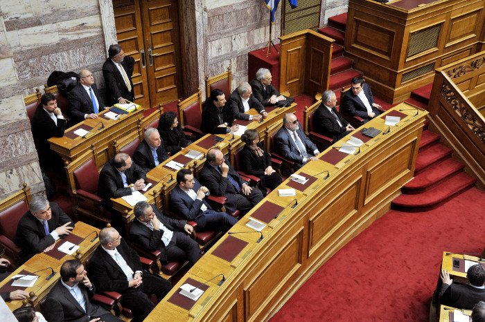 Το backstage της προχθεσινής ορκωμοσίας στη Βουλή -Η εξωτική κυρία με το ροζ, τα λουσάτα ντυσίματα, τα φιλιά [εικόνες] | iefimerida.gr 3