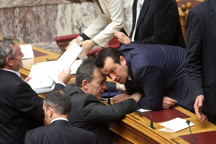 Το backstage της προχθεσινής ορκωμοσίας στη Βουλή -Η εξωτική κυρία με το ροζ, τα λουσάτα ντυσίματα, τα φιλιά [εικόνες] | iefimerida.gr 21