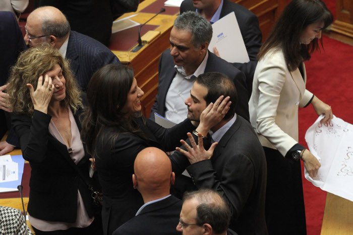 Το backstage της προχθεσινής ορκωμοσίας στη Βουλή -Η εξωτική κυρία με το ροζ, τα λουσάτα ντυσίματα, τα φιλιά [εικόνες] | iefimerida.gr 11