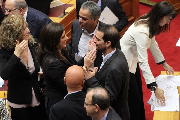 Το backstage της προχθεσινής ορκωμοσίας στη Βουλή -Η εξωτική κυρία με το ροζ, τα λουσάτα ντυσίματα, τα φιλιά [εικόνες] | iefimerida.gr 12