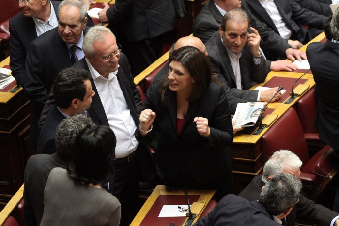 Το backstage της προχθεσινής ορκωμοσίας στη Βουλή -Η εξωτική κυρία με το ροζ, τα λουσάτα ντυσίματα, τα φιλιά [εικόνες] | iefimerida.gr 13