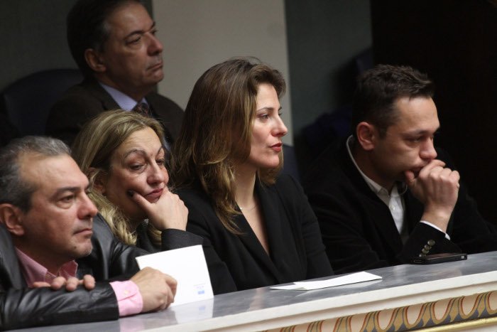 Το backstage της προχθεσινής ορκωμοσίας στη Βουλή -Η εξωτική κυρία με το ροζ, τα λουσάτα ντυσίματα, τα φιλιά [εικόνες] | iefimerida.gr 1