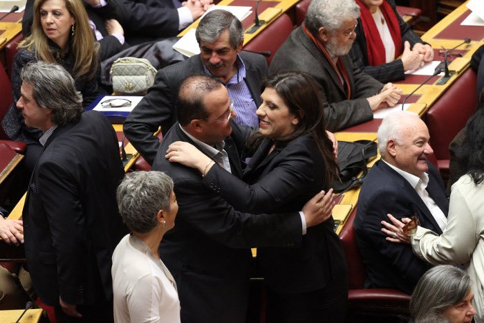Το backstage της προχθεσινής ορκωμοσίας στη Βουλή -Η εξωτική κυρία με το ροζ, τα λουσάτα ντυσίματα, τα φιλιά [εικόνες] | iefimerida.gr 10