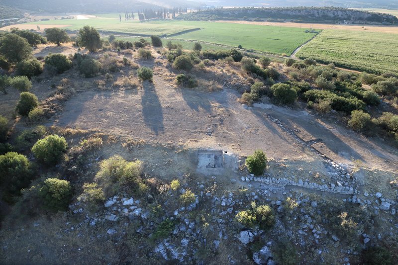 Αποκαλύφθηκαν αρχαίοι τάφοι, οχυρά και μαγειρικά σκεύη σε ανασκαφή στην Κωπαΐδα [εικόνες] | iefimerida.gr 5