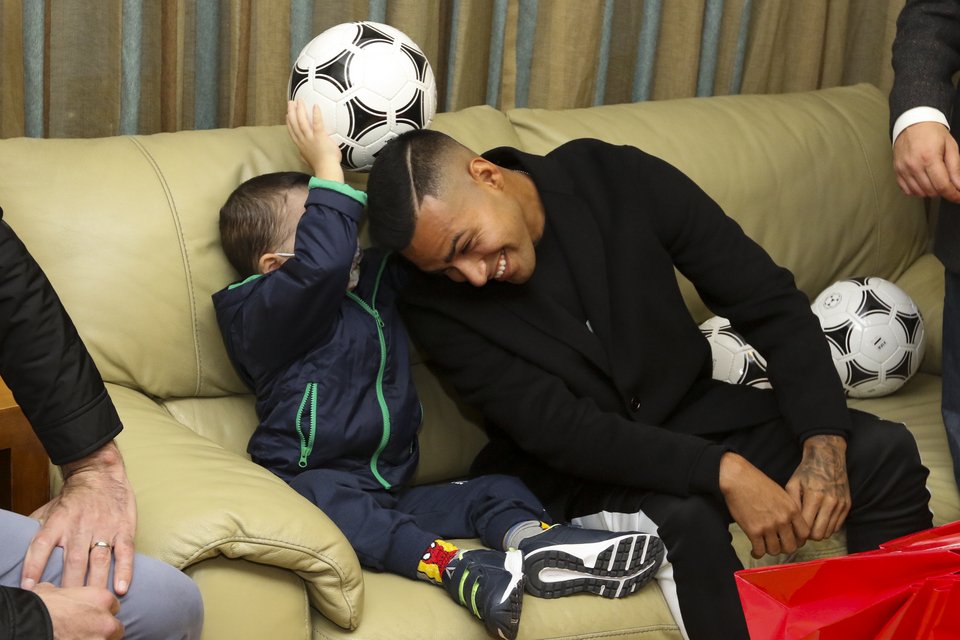 «Stoiximan και ΠΑΕ Ολυμπιακός σκορπίζουν χαμόγελα στους μικρούς ήρωες της Φλόγας» [εικόνες] | iefimerida.gr 2