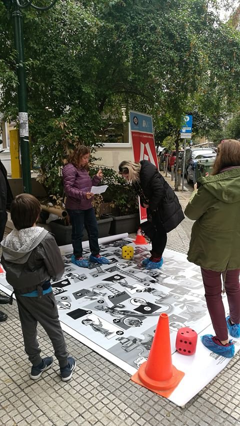 Ο Βιβλιοφάγος είναι ένα υπαίθριο, ομαδικό παιχνίδι γνώσεων με ζάρια και πιόνια. Η κάθε ομάδα απαντά σε ερωτήσεις σχετικές με βιβλία. Όποια ομάδα απαντά σωστά, προχωρά στο παιχνίδι.