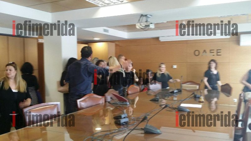 Πρώην συμβασιούχοι του ΟΑΕΕ κάνουν κατάληψη στο γραφείο του διοικητή [εικόνες] | iefimerida.gr 0