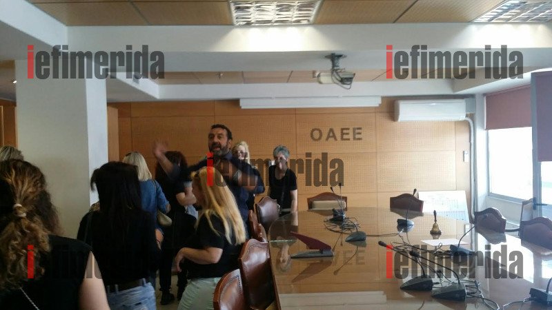 Πρώην συμβασιούχοι του ΟΑΕΕ κάνουν κατάληψη στο γραφείο του διοικητή [εικόνες] | iefimerida.gr 1