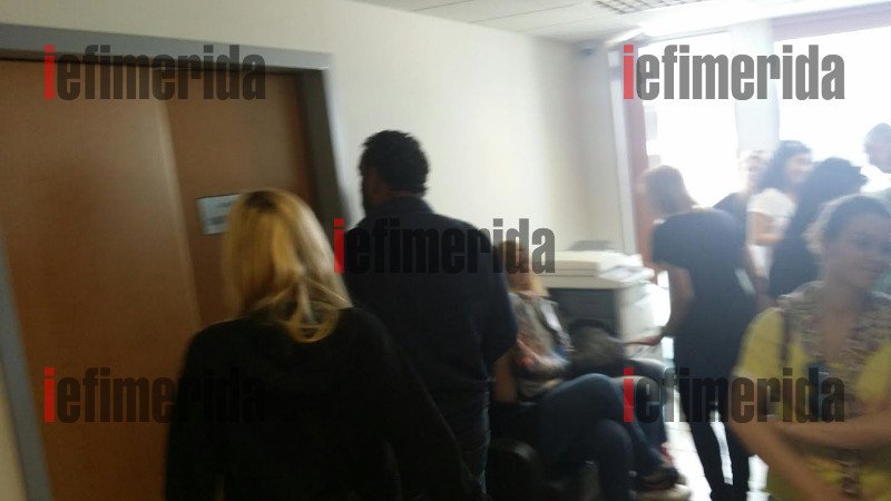 Πρώην συμβασιούχοι του ΟΑΕΕ κάνουν κατάληψη στο γραφείο του διοικητή [εικόνες] | iefimerida.gr 5