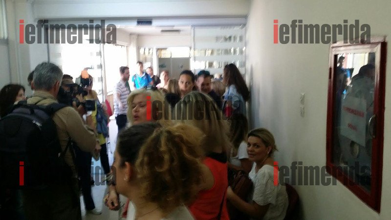 Εισβολή πρώην συμβασιούχων του ΟΑΕΕ στο γραφείο του Στρατούλη [εικόνες & βίντεο] | iefimerida.gr 0