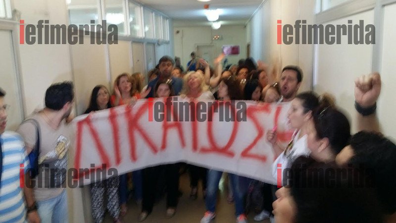 Εισβολή πρώην συμβασιούχων του ΟΑΕΕ στο γραφείο του Στρατούλη [εικόνες & βίντεο] | iefimerida.gr 10