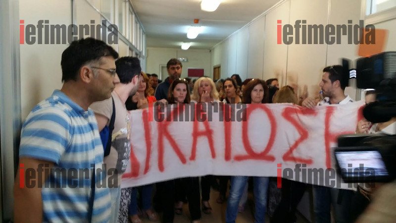 Εισβολή πρώην συμβασιούχων του ΟΑΕΕ στο γραφείο του Στρατούλη [εικόνες & βίντεο] | iefimerida.gr 11