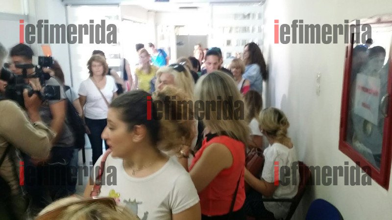 Εισβολή πρώην συμβασιούχων του ΟΑΕΕ στο γραφείο του Στρατούλη [εικόνες & βίντεο] | iefimerida.gr 1