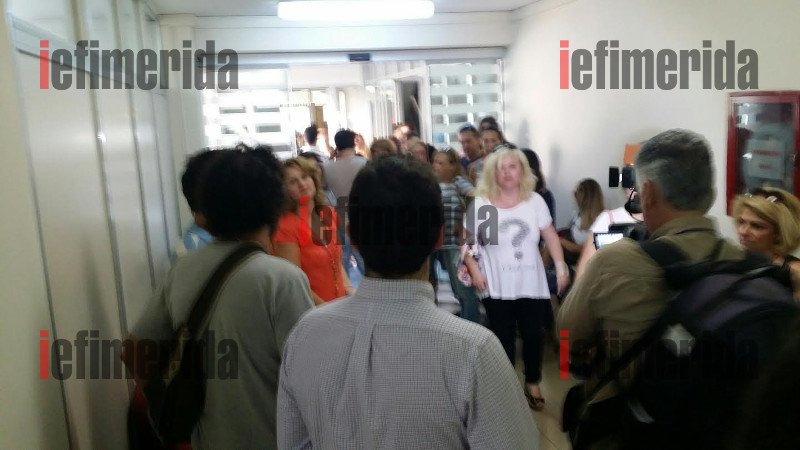 Εισβολή πρώην συμβασιούχων του ΟΑΕΕ στο γραφείο του Στρατούλη [εικόνες & βίντεο] | iefimerida.gr 2