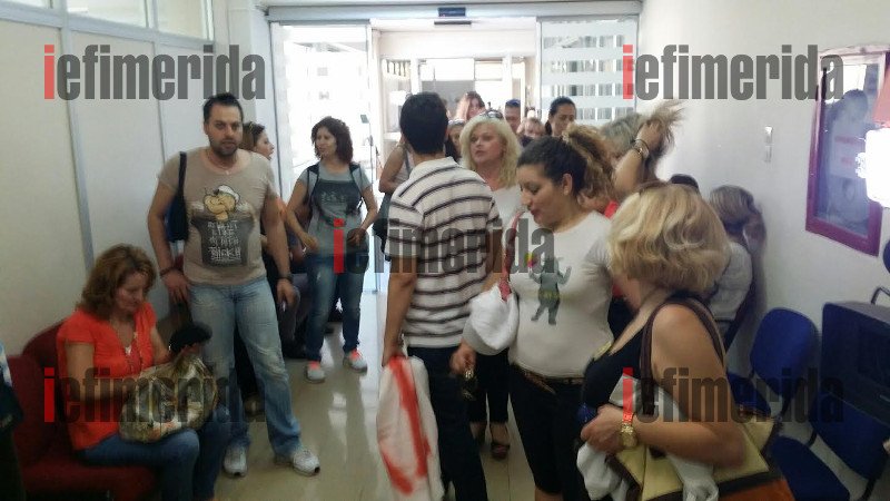 Εισβολή πρώην συμβασιούχων του ΟΑΕΕ στο γραφείο του Στρατούλη [εικόνες & βίντεο] | iefimerida.gr 3