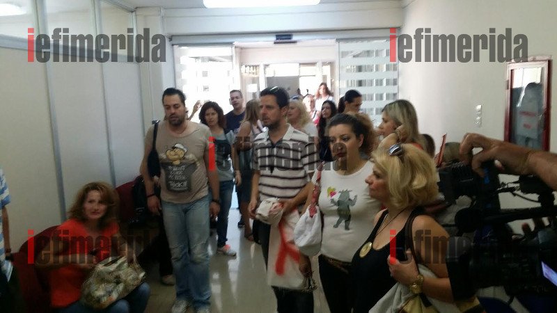 Εισβολή πρώην συμβασιούχων του ΟΑΕΕ στο γραφείο του Στρατούλη [εικόνες & βίντεο] | iefimerida.gr 4