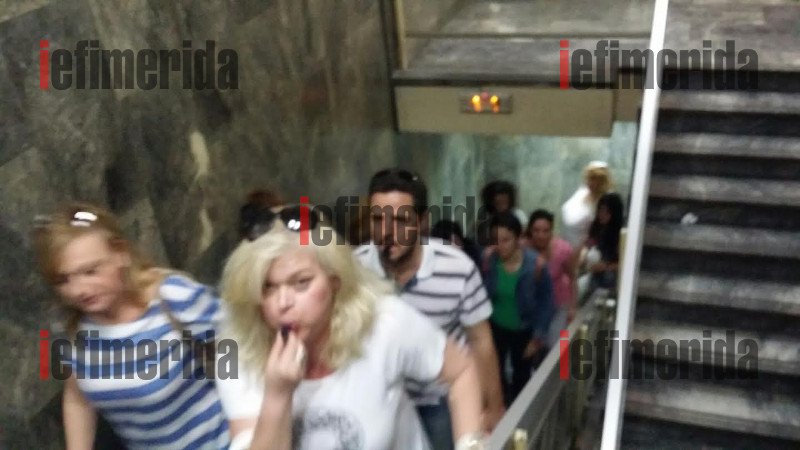 Εισβολή πρώην συμβασιούχων του ΟΑΕΕ στο γραφείο του Στρατούλη [εικόνες & βίντεο] | iefimerida.gr 6