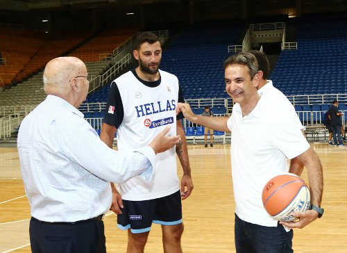Ο Μητσοτάκης στην προπόνηση της Εθνικής Μπάσκετ: Η χειραψία με Αντετοκούνμπο, οι βολές κόντρα στον Μπουρούση [εικόνες] | iefimerida.gr 8