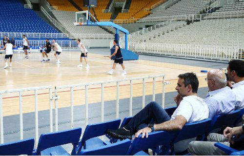 Ο Μητσοτάκης στην προπόνηση της Εθνικής Μπάσκετ: Η χειραψία με Αντετοκούνμπο, οι βολές κόντρα στον Μπουρούση [εικόνες] | iefimerida.gr 9