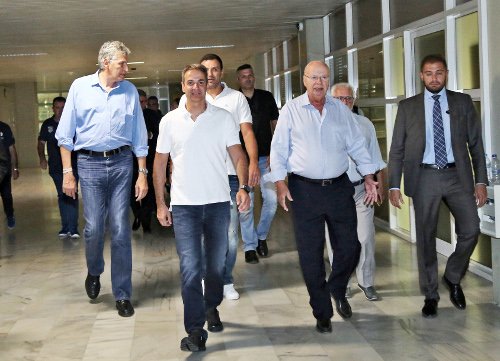 Ο Μητσοτάκης στην προπόνηση της Εθνικής Μπάσκετ: Η χειραψία με Αντετοκούνμπο, οι βολές κόντρα στον Μπουρούση [εικόνες] | iefimerida.gr 12