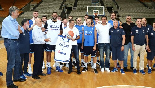 Ο Μητσοτάκης στην προπόνηση της Εθνικής Μπάσκετ: Η χειραψία με Αντετοκούνμπο, οι βολές κόντρα στον Μπουρούση [εικόνες] | iefimerida.gr 13