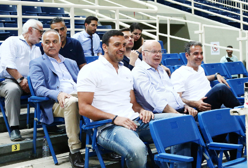 Ο Μητσοτάκης στην προπόνηση της Εθνικής Μπάσκετ: Η χειραψία με Αντετοκούνμπο, οι βολές κόντρα στον Μπουρούση [εικόνες] | iefimerida.gr 14