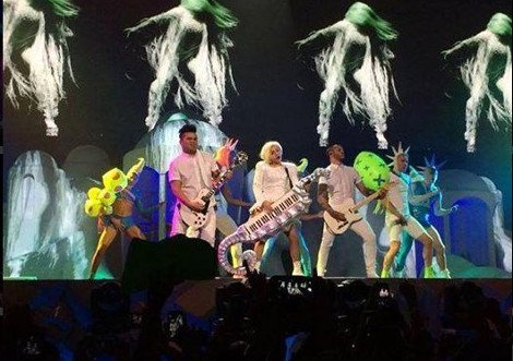 Μια άλλη Ελλάδα έζησε την φρενίτιδα της Lady Gaga στην Αθήνα [εικόνες] | iefimerida.gr 2